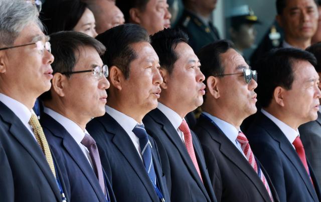 계룡연합뉴스 김도훈 기자  더불어민주당 정청래 대표와 국민의힘 장동혁 대표를 비롯한 참석자들이 1일 충남 계룡대 대연병장에서 열린 건군 77주년 국군의 날 기념행사에서 애국가를 제창하고 있다 사진연합뉴스