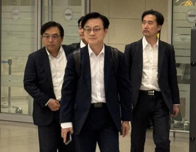 김정관 산업통상부 장관이 6일 오전 인천공항 제2터미널 입국장을 통해 귀국하고 있다 김 장관은 지난 4일현지시간 미국 뉴욕을 방문해 하워드 러트닉 미 상무부 장관과 한미 관세 협상 관련 후속 협의를 이어갔다사진연합뉴스