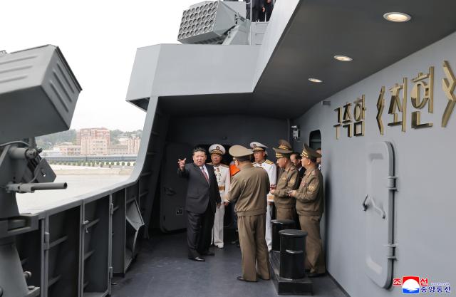 김정은 북한 국무위원장이 지난 5일 5000t급 신형 구축함 최현호를 둘러보고 있다 사진조선중앙통신·연합뉴스