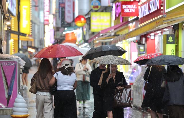 명동 거리 우산 행렬
    서울연합뉴스 류영석 기자  28일 비가 내리는 서울 중구 명동거리에서 시민 및 외국인관광객들이 우산을 쓴 채 걸어가고 있다 2025928
    ondolynacokr2025-09-28 113118
저작권자 ⓒ ㈜연합뉴스 무단 전재 재배포 금지 AI 학습 및 활용 금지저작권자 ⓒ ㈜연합뉴스 무단 전재 재배포 금지 AI 학습 및 활용 금지