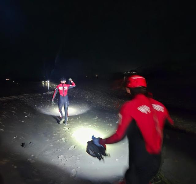 전남 신안군 증도면의 한 갯벌에서 해루질을 하다 고립된 일가족이 해경에 의해 구조됐다사진목포해양경찰서