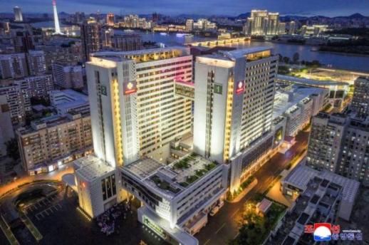 김정은, 평양종합병원 준공...보건 현대화 첫걸음