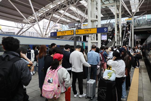 首尔高铁站挤满中秋返程旅客