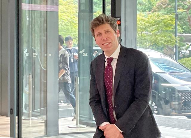 SK본사 찾은 샘 올트먼 오픈AI CEO
    서울연합뉴스 한지은 기자  챗GPT 개발사 오픈AI의 샘 올트먼 최고경영자CEO가 최태원 SK그룹 회장과 오찬 회동을 위해 1일 서울 종로구 SK서린빌딩에 들어서고 있다 2025101 
    writerynacokr2025-10-01 132346
저작권자 ⓒ ㈜연합뉴스 무단 전재 재배포 금지 AI 학습 및 활용 금지저작권자 ⓒ ㈜연합뉴스 무단 전재 재배포 금지 AI 학습 및 활용 금지