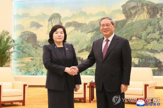 최선희 북한 외무상왼쪽이 지난 29일 인민대회당에서 리창 중국 국무원 총리를 만났다고 조선중앙통신이 30일 보도했다 사진연합뉴스 