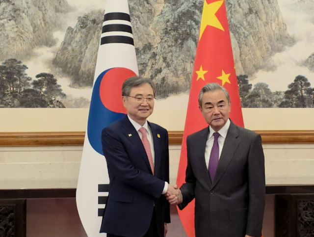 악수하는 한중 외교장관 사진연합뉴스