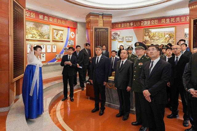 지난해 10월 왕야쥔 북한 주재 중국대사가 평양에서 한국전쟁 참전 74주년을 기념해 중조우의탑북한에서는 조중우의탑이라 지칭에 헌화하며 한국전쟁에 참전한 중국인민지원군을 추모하고 중국군의 한국전쟁 등의 설명을 듣는 모습 사진연합뉴스