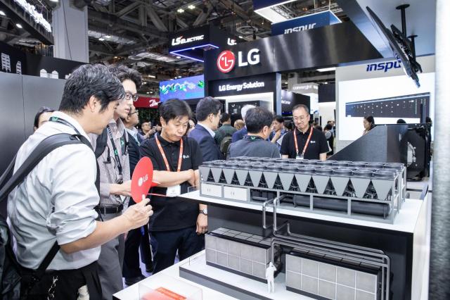 지난 8일 싱가포르에서 열린 데이터센터 월드 아시아 2025 내 LG전자 부스 사진LG전자