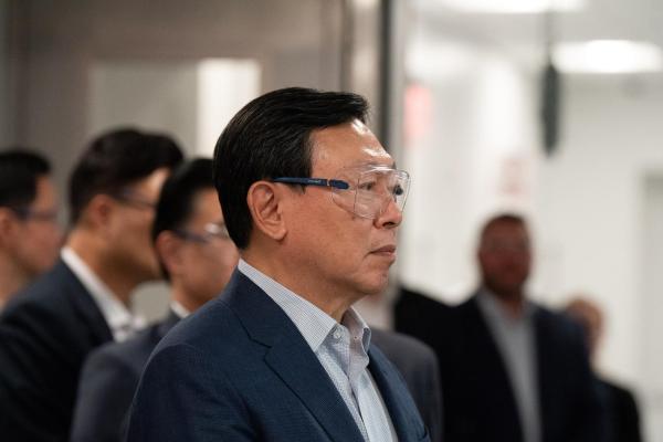 신동빈 롯데그룹 회장이 지난 5일 미국 뉴욕주 소재 롯데바이오로직스 시러큐스 바이오 캠퍼스를 찾아 생산시설을 점검했다 사진롯데그룹