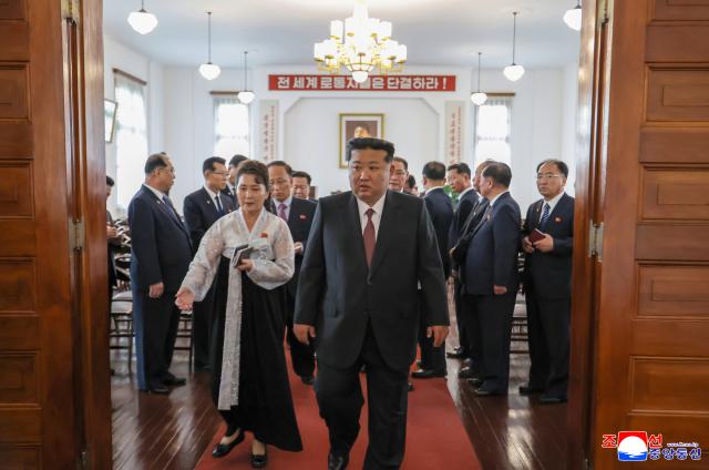 김정은 북한 국무위원장은 노동당 창건 80주년 기념일10월 10일을 앞둔 8일 평양 해방산거리에 있는 당창건사적관을 찾아 연설했다고 조선중앙통신이 9일 보도했다 사진연합뉴스