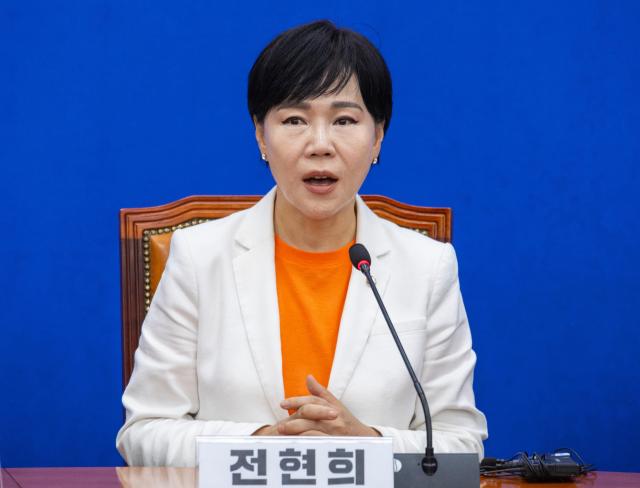 서울연합뉴스 황광모 기자  더불어민주당 3대 특검 특별위원회 총괄 위원장인 전현희 최고위원이 1일 국회에서 열린 특위 회의에서 인사말을 하고 있다

