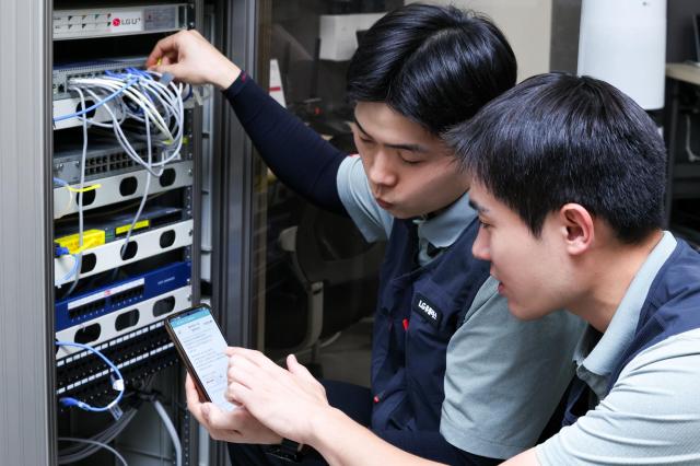 LG유플러스가 IPTV IoT 등 홈 서비스를 설치 및 AS하는 현장에 AI 업무 비서를 도입해 현장 직원들의 업무 효율을 높이고 있다 사진은 현장에서 AI 업무 비서로 문제를 해결하는 현장 직원의 모습사진LG유플러스