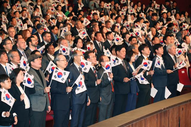 Prime Minister Kim Min Seok sings the Hangul Day song with participants during the 579th Hangul Day celebration ceremony at the Sejong Center in central Seoul on Oct 9 2025 YONHAP