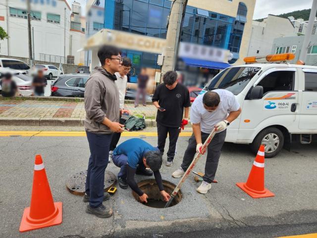 여수해경이 여수시 관계자와 합동으로 우수관로를 조사하고 있다 사진여수해경