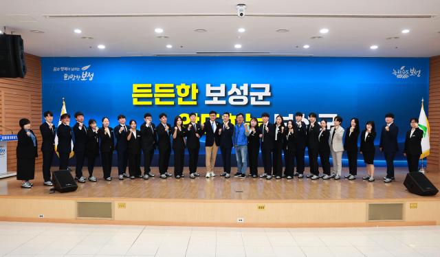 김철우 보성군수가 10월 보성 달모임’에서 신규임용을 축하하며 신규직원들의 첫걸음을 응원했다 사진보성군