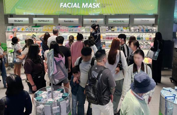 올리브영 명동 타운점이 외국인 손님들로 북적이고 있다 사진홍승완 기자