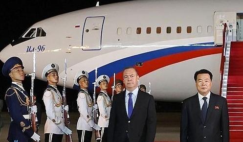 푸틴 최측근 메드베데프 평양 도착…北 열병식 참석할 듯