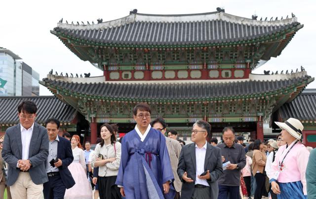 최휘영 문화체육관광부 장관이 제579돌 한글날이자 추석 연휴 마지막 날인 9일 서울 경복궁을 찾아 국내·외 관광객 수용 태세를 점검하고 있다 사진문화체육관광부