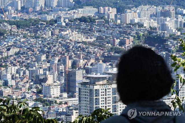 서울 등 수도권 집값이 다시 가파른 오름세를 보이는 가운데 8일 서울 남산에서 바라본 아파트 및 주택단지들 사진연합뉴스