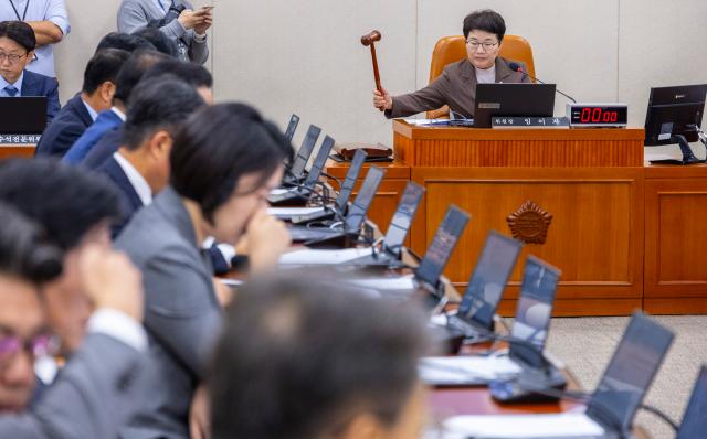 국회 기획재정위원회는 오는 13일 기획재정부를 대상으로 2025년 국정감사를 진행할 계획이다 사진은 임이자 국회 기획재정위원장이 30일 국회에서 열린 기재위 전체 회의에서 2025년도 국정감사 증인·참고인 출석요구의 건을 처리하고 있다 사진연합뉴스