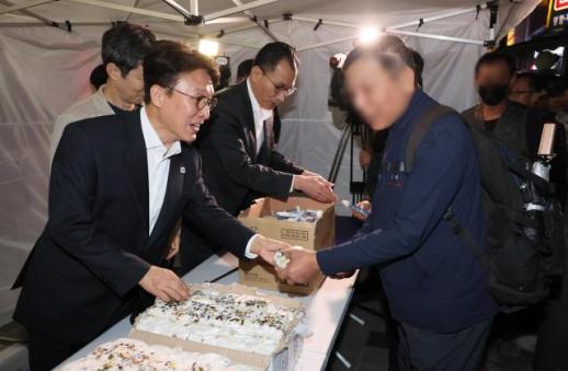 体验打工人不易！总理金民锡到访人力市场