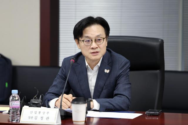김정관 산업통상부 장관이 10일 한국무역보험공사에서 산업부 소관 공공기관장 회의를 주재하고 있다 사진산업통상부