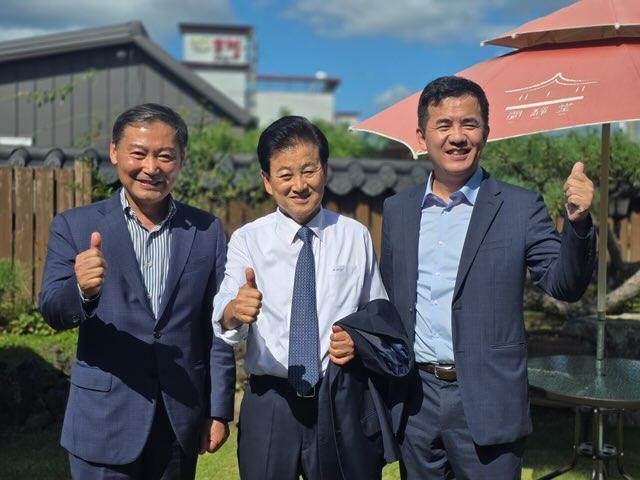전춘성 진안군수맨 왼쪽가 정동영 통일부 장관가운데에게 3대 핵심사업을 설명하며 관심과 지원을 요청하고 있다사진진안군