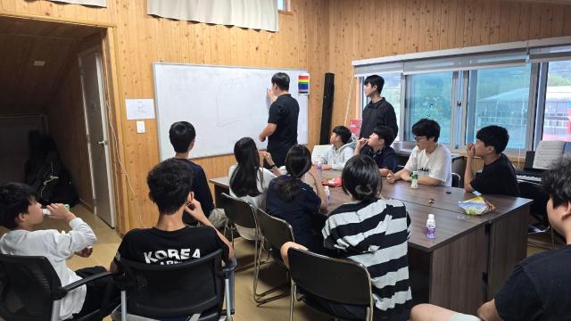 완주 운주농촌유학센터에서 농촌유학생이 자체 수업을 진행하고 있다사진완주군