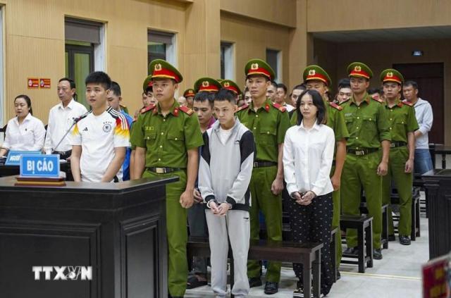 온라인 상에서 금전 사기를 저질러 재판을 받고 있는 피의자들 사진베트남 통신사