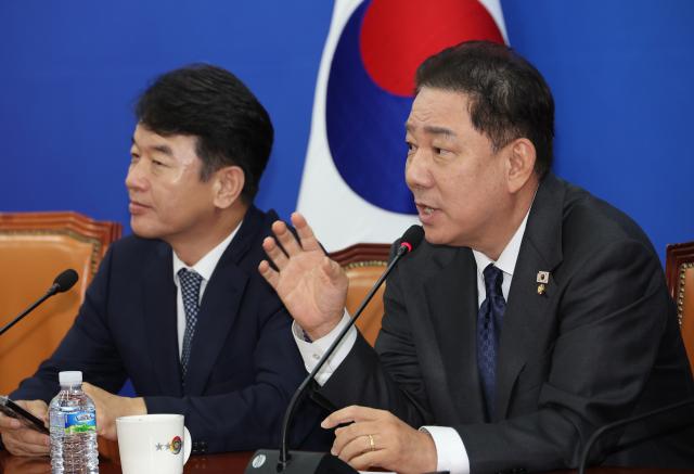 더불어민주당 김병기 원내대표가 10일 서울 여의도 국회에서 국정감사 증인채택 관련 브리핑을 하고 있다사진연합뉴스