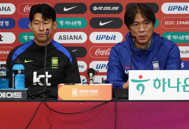 대한민국 축구 국가대표팀 손흥민왼쪽과 홍명보 감독이 9일 서울월드컵경기장에서 열린 공식 기자회견에 참석해 있다 사진연합뉴스