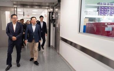 책상 벗어나 해외로…유통 총수들, 현장 경영으로 위기 해법 모색