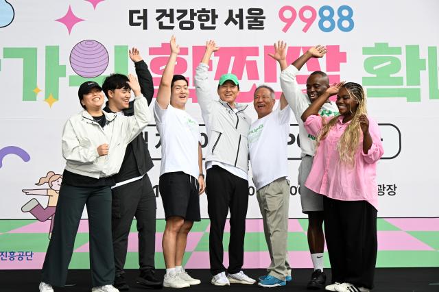 오세훈 서울시장가운데이 10일 동대문디자인플라자DDP 어울림마당에서 열린 한가위 확·찐·살 확빼기 챌린지에 참석해 기념촬영하고 있다 사진서울시