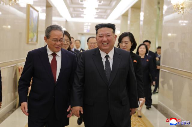 김정은 국무위원장이 지난 9일 중국 당 및 정부 대표단을 인솔하고 북한을 공식 친선 방문 중인 중국공산당 중앙위원회 정치국 상무위원회 위원이자 중국 국무원 총리 리창을 접견하고 친선적인 담화를 나눴다고 조선중앙통신이 10일 보도했다 사진연합뉴스
