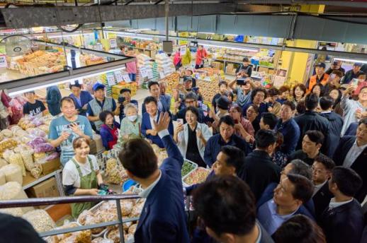 이재명, 지역 상권 활성화 토크 라이브 개최…국민 패널 초청
