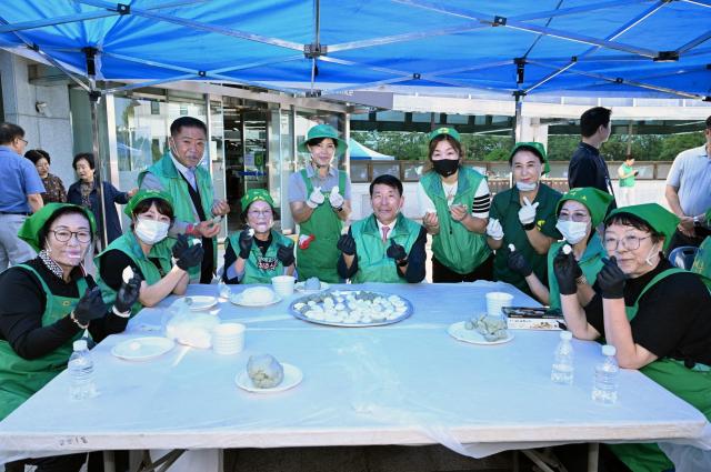 백경현 구리시장이 사랑의 송편 나누기 행사에 참여하여 회원들과 함께 송편을 빚고 있다 사진구리시