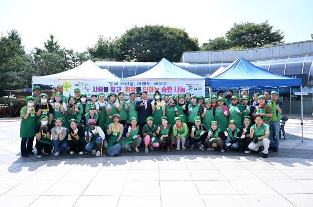 백경현 구리시장이 함께해요 새마을 행복한 추석 김 전달 행사에 참여하고 있다 사진구리시