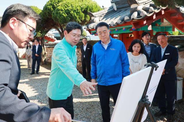 이상일 시장이 구군수의 안내로 조광조 선생 유배지를 둘러보며 설명을 듣고 있다사진용인시