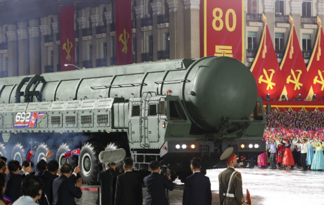 지난 10일 북한이 노동당 창건 80주년을 맞아 개최한 열병식 사진연합뉴스