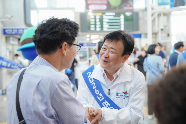 정기명 여수시장이 귀성객과 관광객을 대상으로 2026여수세계섬박람회와 고향사랑기부제 홍보 캠페인을 전개 하고 있다 사진여수시