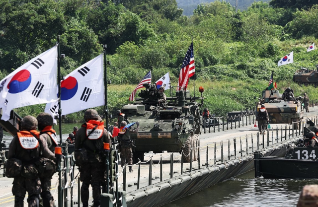 지난 8월 27일 경기도 여주시 연양동 남한강에서 열린 한미연합 제병협동 도하훈련에서 주한미군 스트라이커 장갑차와 한국군 K200 장갑차가 부교 도하를 하고 있다 사진연합뉴스