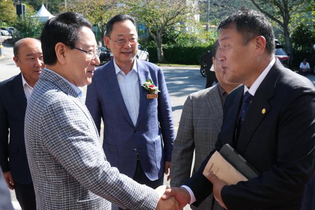 김영록 전라남도지사가 11일 해남 우슬체육공원에서 열린 ‘사건설기계개별연명사업자협의회 한마음 체육대회’에 참석해 회원들과 인사를 나누고 있다사진전남도