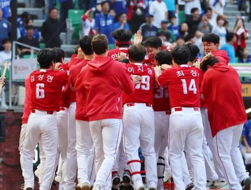 김성욱 9회말 끝내기 홈런 SSG, 삼성 꺾고 준PO 승부 원점