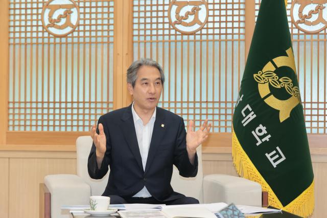 이근배 전남대 총장은 아주경제와 인터뷰하면서 ‘세계 300위권 글로벌 탑티어 연구 대학’으로 성장하는 것이 목표라며 연구중심 대학으로의 도약’을 선언한 것은 전남대의 잠재력을 최대한 발휘해 글로벌 경쟁력을 확보하겠다는 강력한 의지를 담고 있다고 말했다