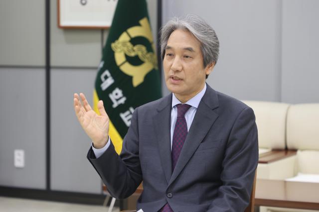 이근배 전남대 총장은 아주경제와 인터뷰하면서 AI 시대에 대학의 역할과 관련해 AI 대전환에 부응하는 대학 혁신을 위해 가장 중요한 과제 중 하나는 학문 간 경계를 뛰어넘는 AI 융합 교육 체계 구축이라고 말했다