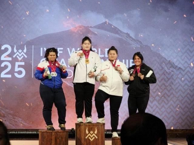 박혜정왼쪽 두 번째이 11일한국시간 노르웨이 푀르데에서 열린 2025 세계역도선수권대회 여자 86kg 이상급 경기에서 금메달을 목에건 뒤 기념 촬영하고 있다 사진대한역도연맹