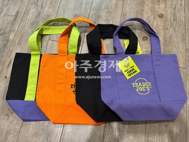 트레이더조가 할로윈 시즌을 맞아 8일현지시간 출시한 토트백 사진이현택 통신원