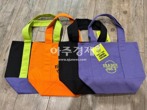 [르포] 한국서 하나에 2만5000원 트레이더조 핼러윈 미니 토트백 구매현장