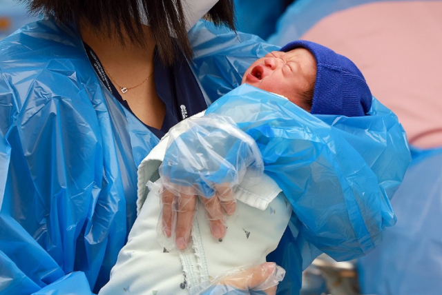 지난 7월 24일 경기도 고양시 CHA의과학대학교 일산차병원 신생아실에서 간호사들이 아기를 돌보고 있다 기사 내용과는 상관 없음 사진연합뉴스