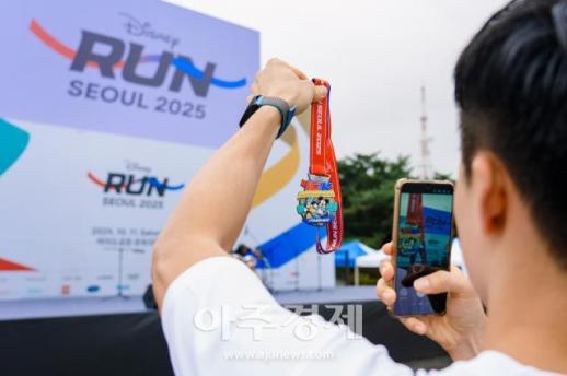 [포토] 개성 넘치는 디즈니런 서울 2025 완주 메달